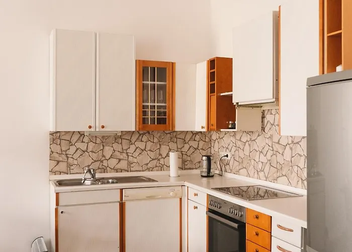 Landstrasse Retreat - Stylish & Spacious 2 Bd For 8 Guests Apartment *