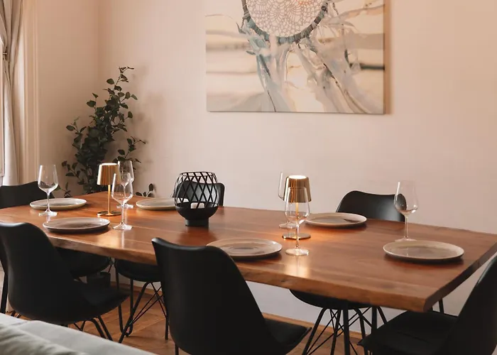 Landstrasse Retreat - Stylish & Spacious 2 Bd For 8 Guests Apartment