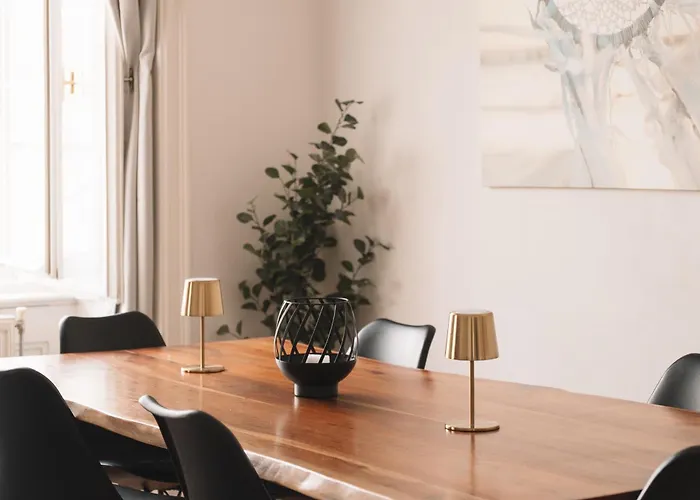 Landstrasse Retreat - Stylish & Spacious 2 Bd For 8 Guests *