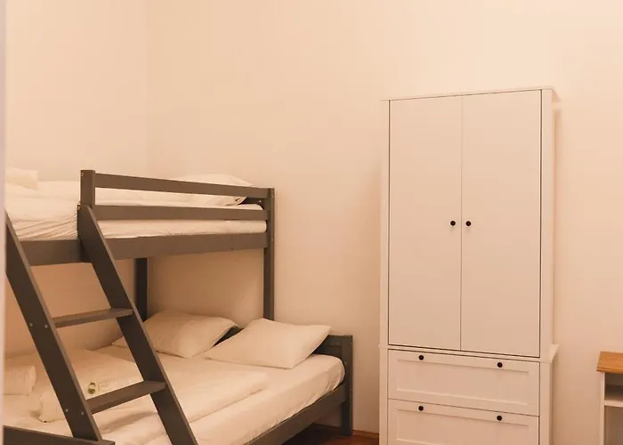 Landstrasse Retreat - Stylish & Spacious 2 Bd For 8 Guests Apartment